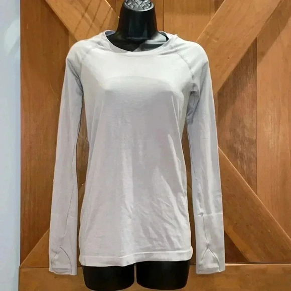 lululemon athletica Tops - 🚨Flawed🚨Lululemon Gray Athletic Top- Medium